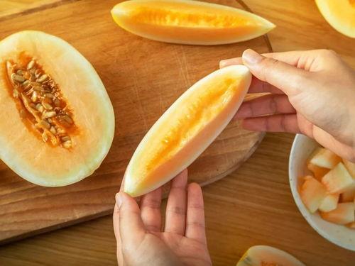 女子吃瓜吃一口