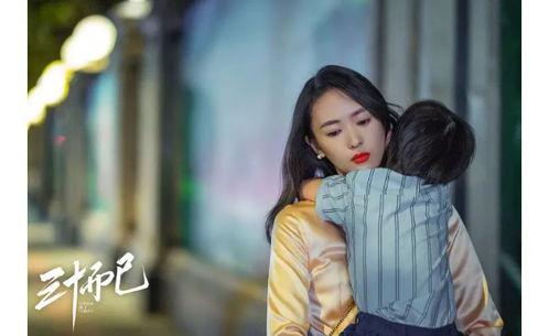 女孩边走边吃瓜,女孩的悠闲午后时光